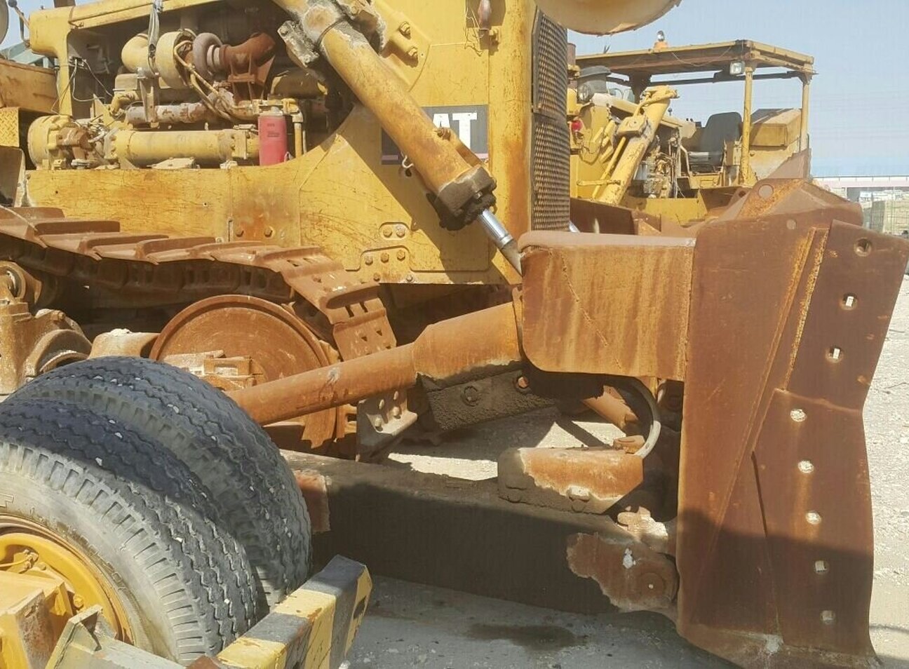 used-caterpillar-cat-d9h-bulldozer-for-sale-in-qatar-heavymart