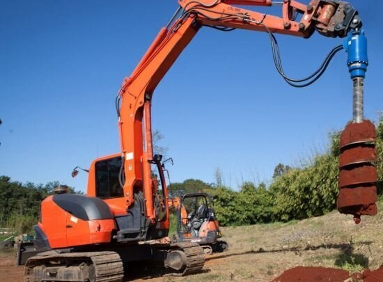 Экскаватор землю. Гидравлический бур JCB earthdrill 6000. Auger экскаватор. Экскаватор с буром. Машины для бурения грунтов.