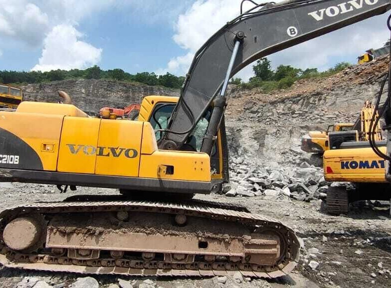 Used Volvo EC210B Excavator For Sale In Singapore - HeavyMart.com